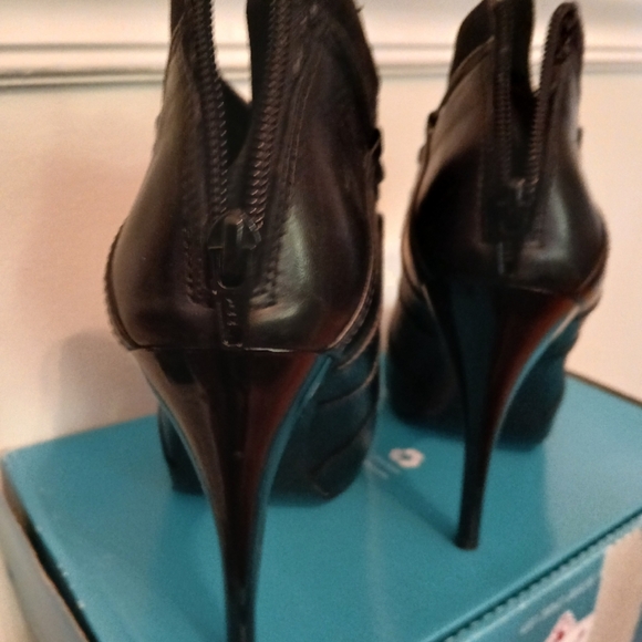 Elegant Black Stiletto Heels - Picture 3 of 5